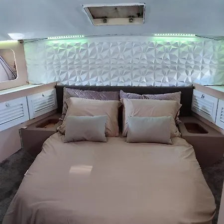 Bateau White Pearl , Plusieurs Endroits Possibles Dinant Floreffe A Verifier Avec La Proprio Botel